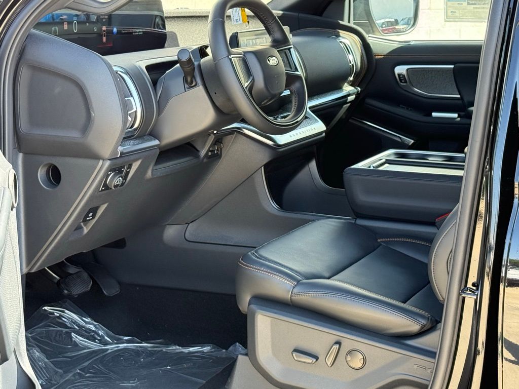 2025 Ford Expedition photo 5