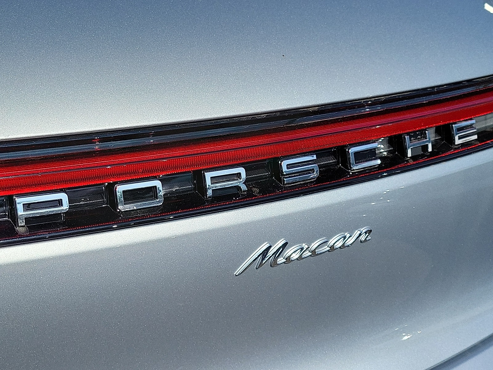 2025 Porsche Macan T photo 28