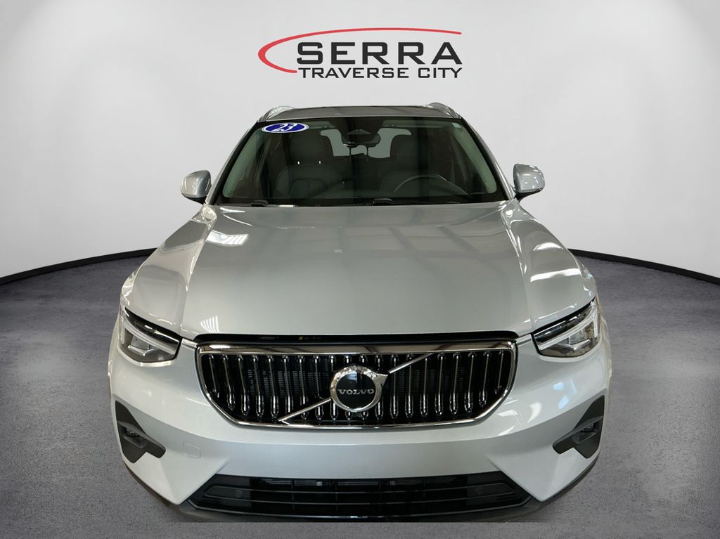 2023 Volvo XC40 Plus photo 2