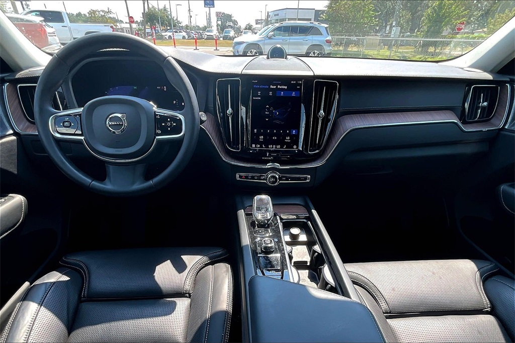 2023 Volvo XC60 B5 Ultimate photo 7