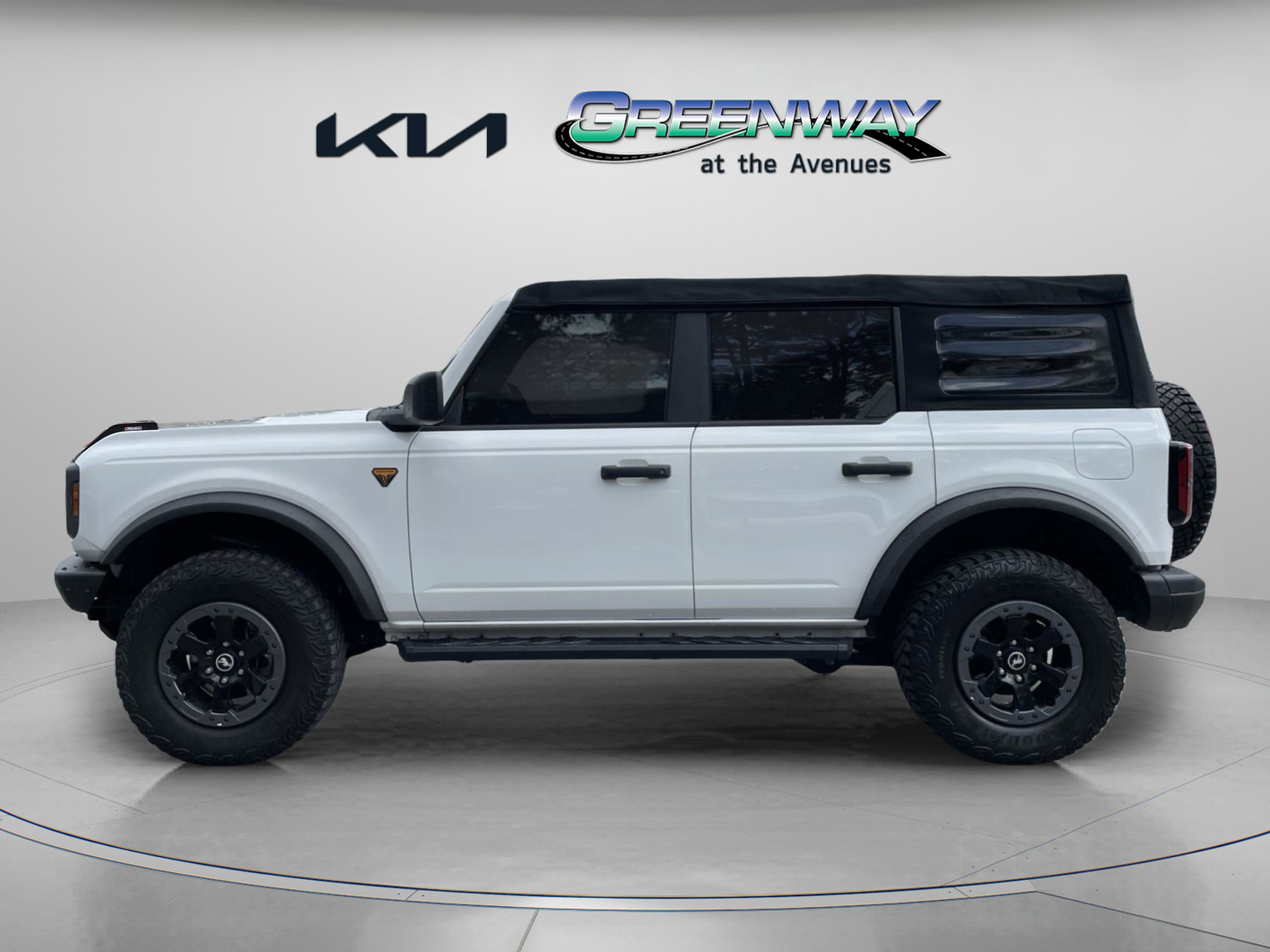 2022 Ford Bronco Badlands photo 2