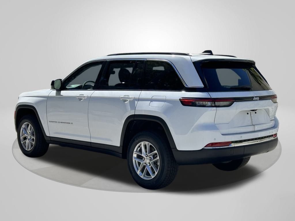 2025 Jeep Grand Cherokee Laredo Altitude photo 4