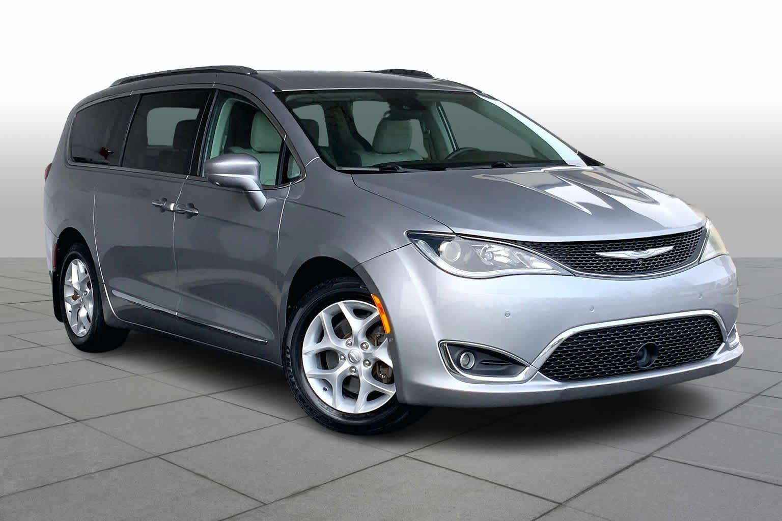 2017 Chrysler Pacifica Touring Plus photo 2