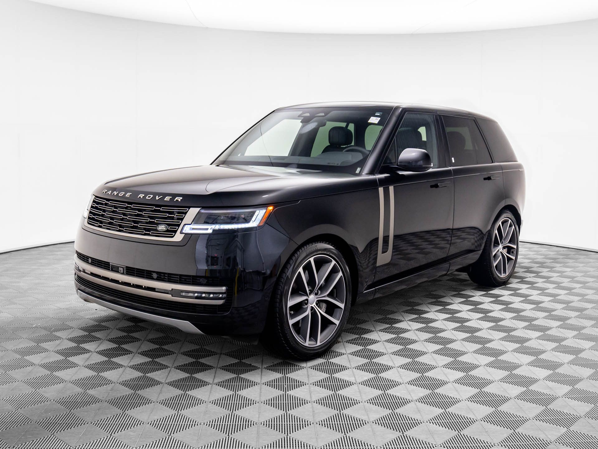 2025 Land Rover Range Rover SE photo 3