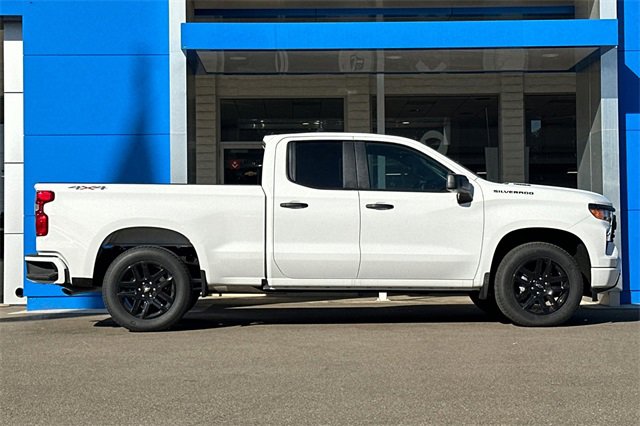 2025 Chevrolet Silverado 1500 Custom photo 3