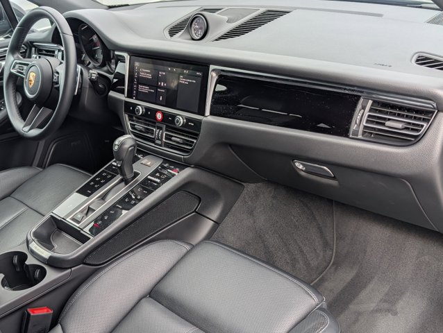 2024 Porsche Macan T photo 12