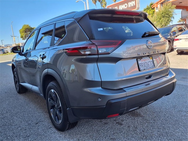 2024 Nissan Rogue SV photo 3