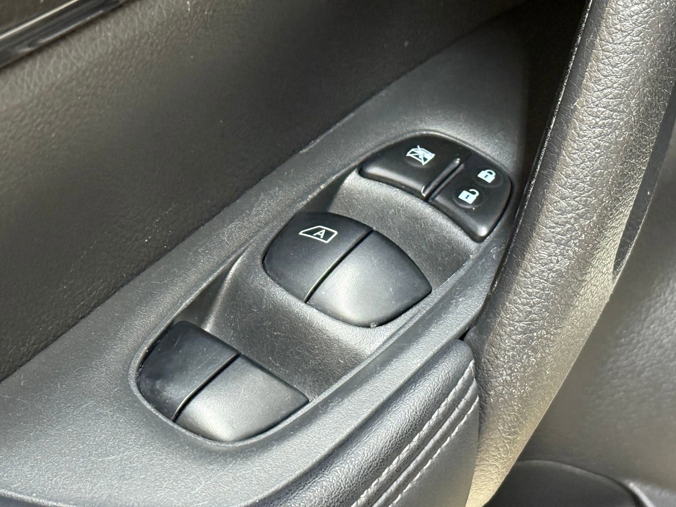 2017 Nissan Rogue SV photo 21