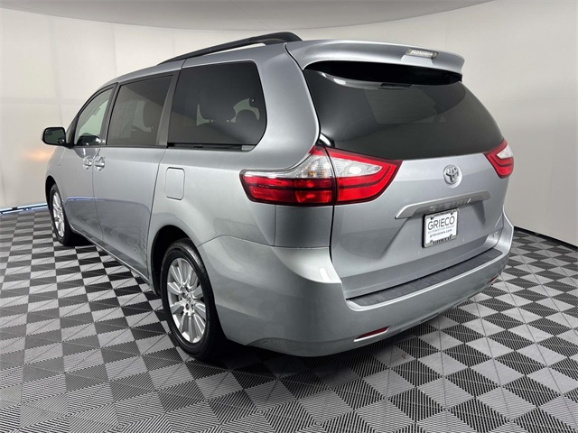 2017 Toyota Sienna LE photo 5
