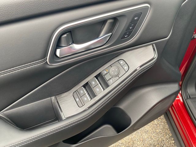 2026 Nissan Rogue Platinum photo 8