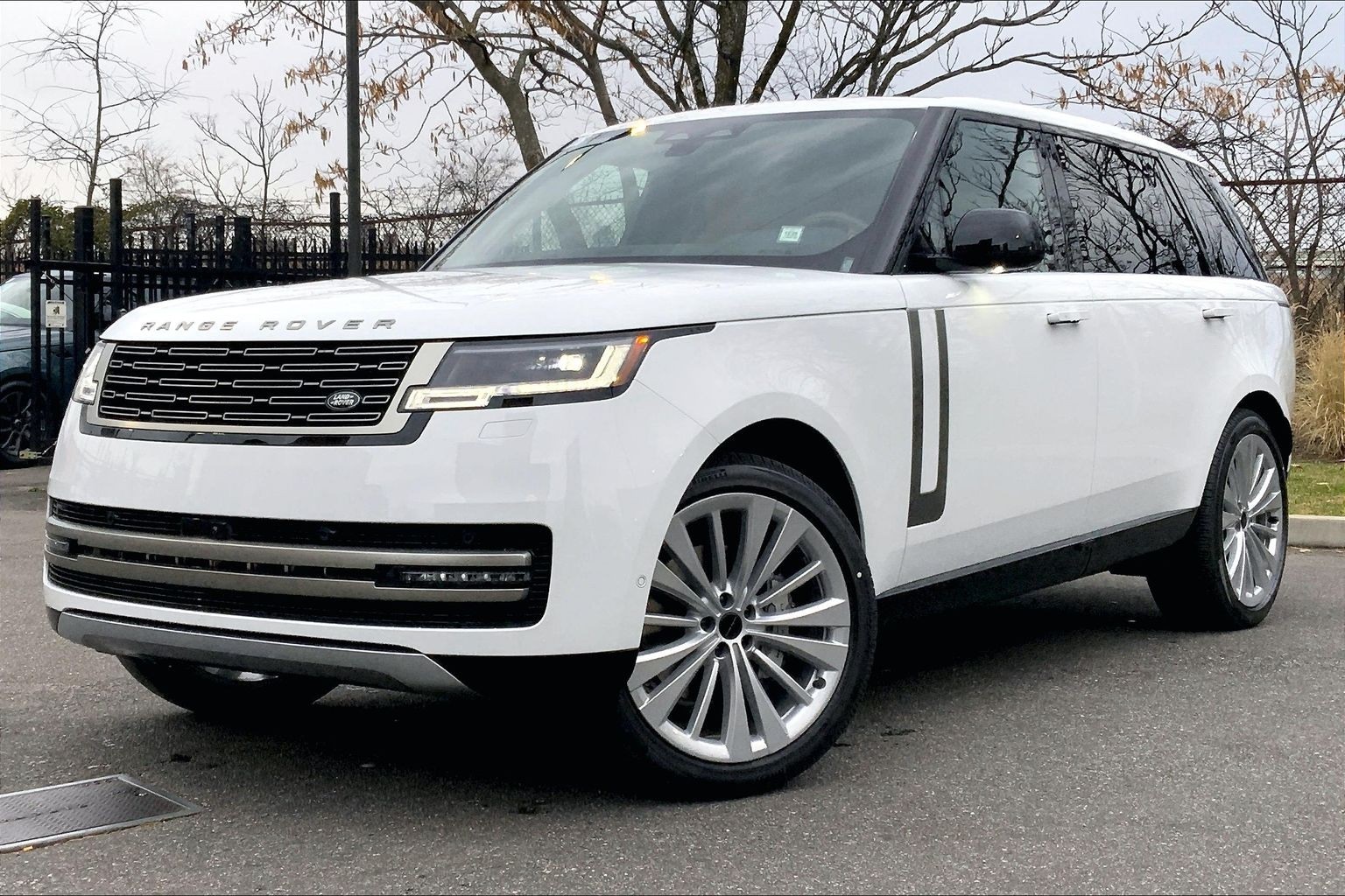 2026 Land Rover Range Rover SE's photo