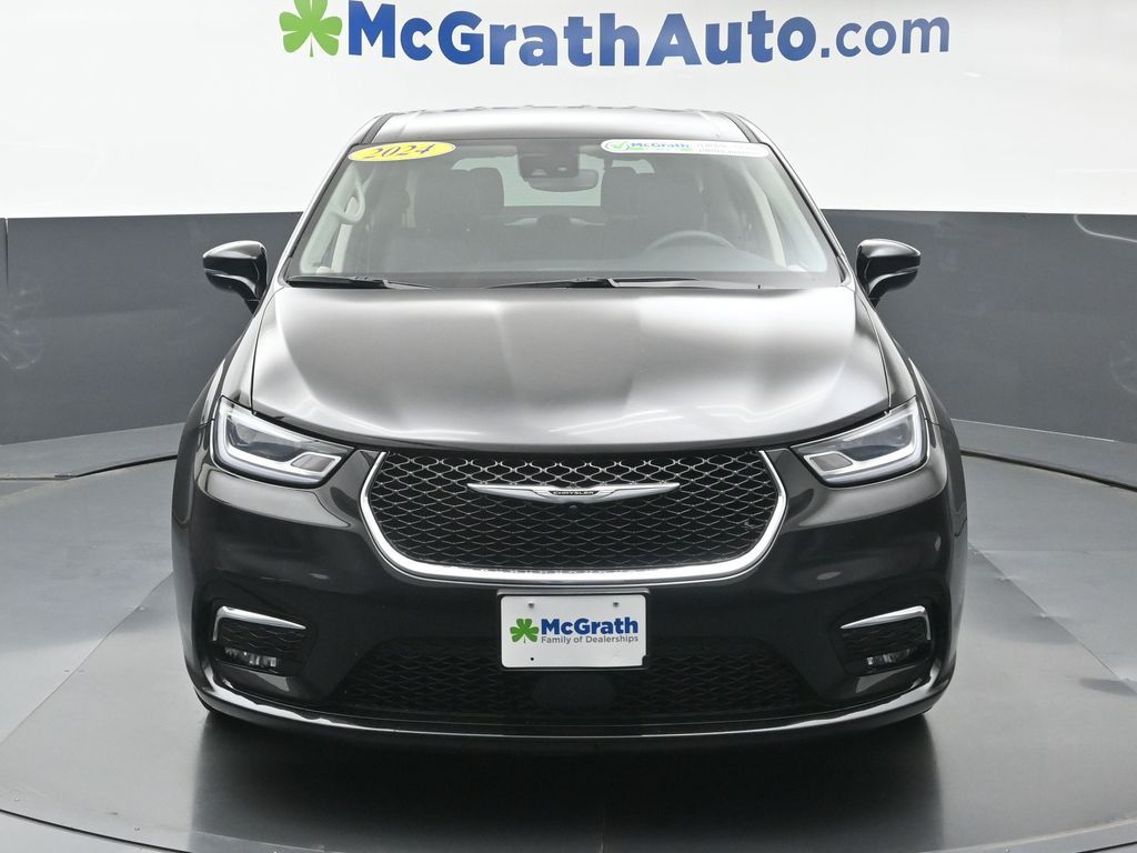 2024 Chrysler Pacifica Touring L photo 2