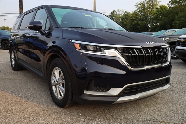 2023 Kia Carnival LX photo 3