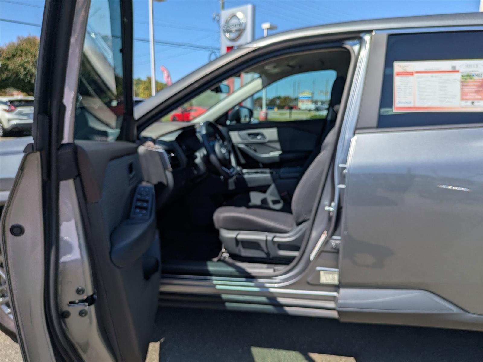 2023 Nissan Rogue S photo 13