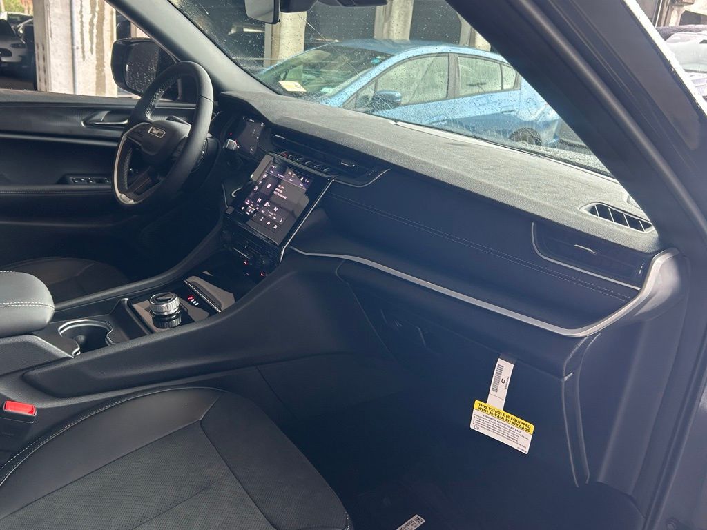 2025 Jeep Grand Cherokee Laredo Altitude photo 23