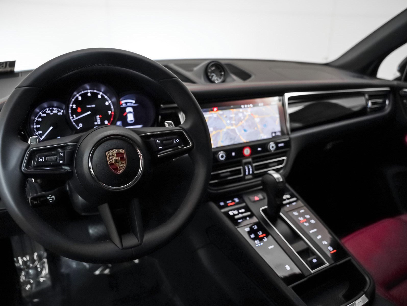 2025 Porsche Macan T photo 2