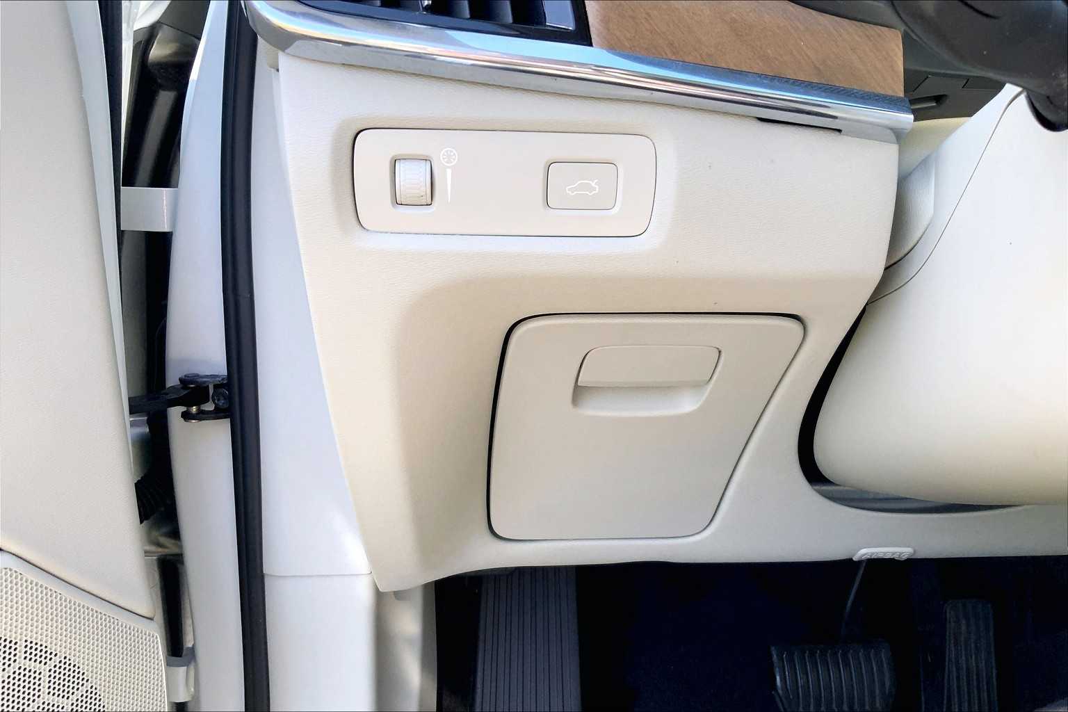 2022 Volvo S90 Momentum photo 30