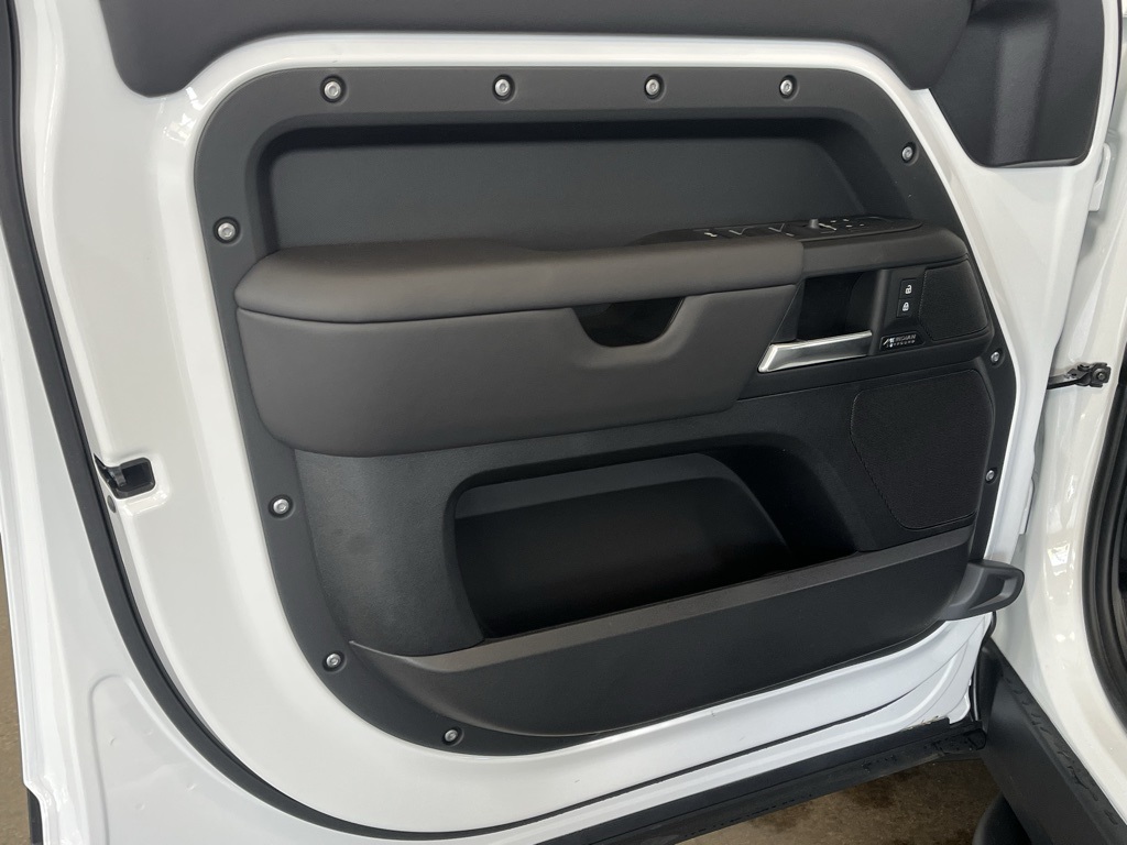 2025 Land Rover Defender 130 X-Dynamic SE photo 15