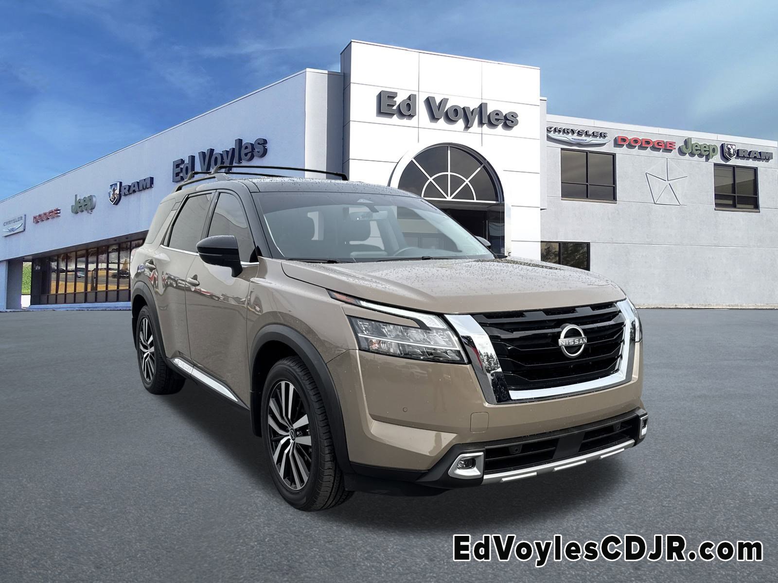 2023 Nissan Pathfinder Platinum's photo