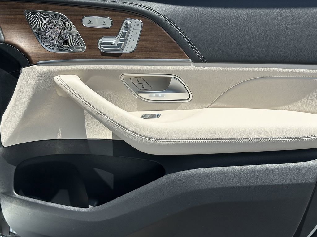 2025 Mercedes Benz GLS 450 4MATIC photo 16