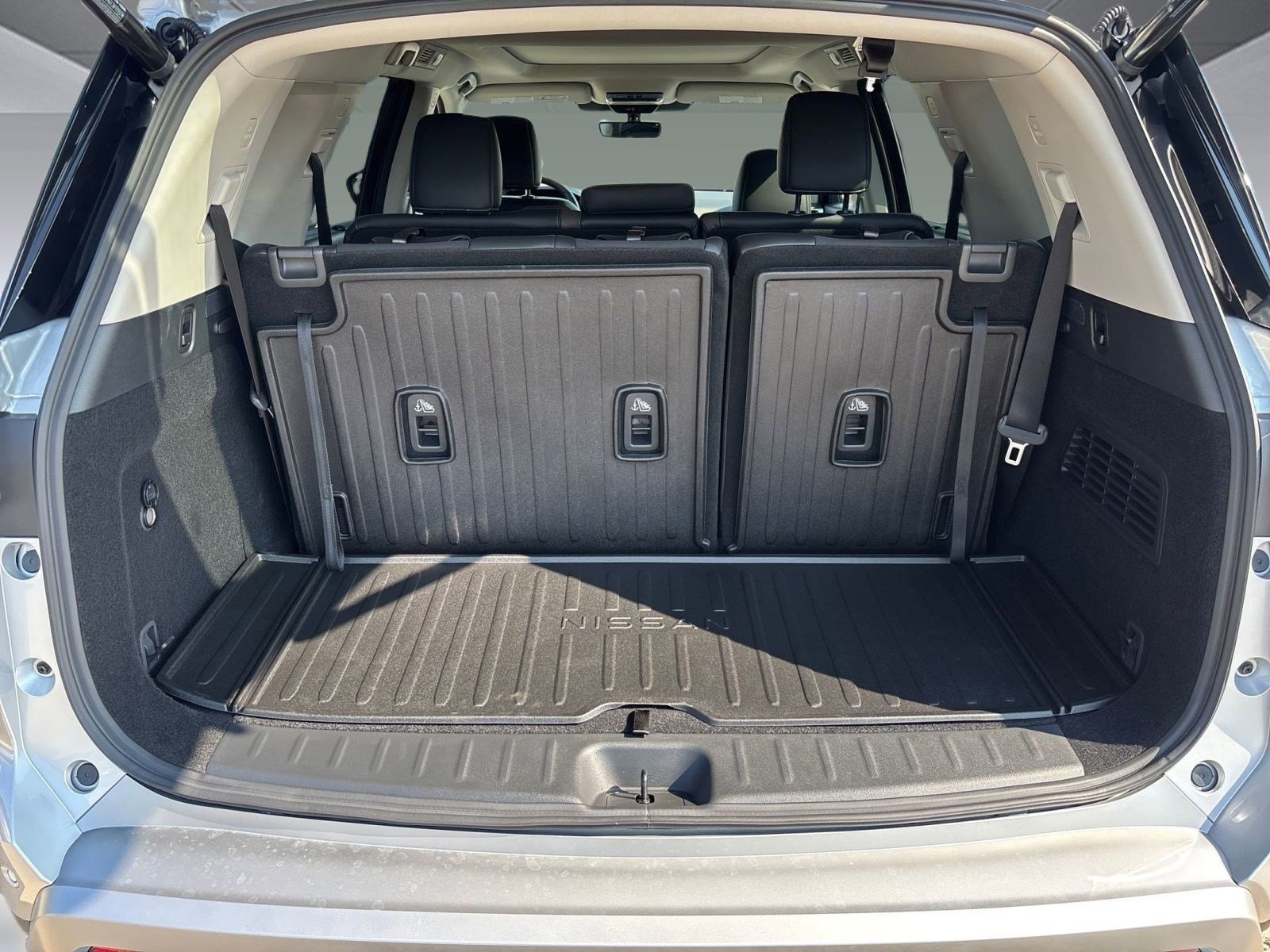 2025 Nissan Pathfinder Platinum photo 22