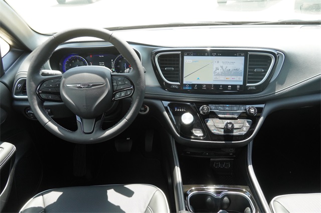 2025 Chrysler Pacifica Limited photo 13