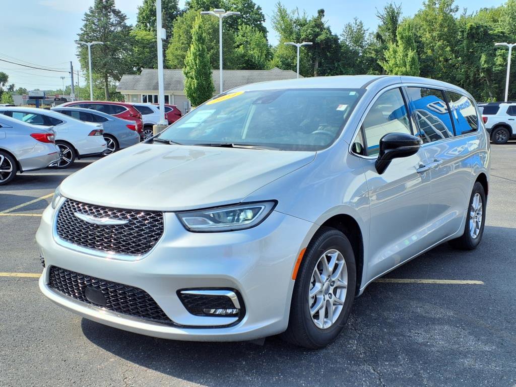 2024 Chrysler Pacifica Touring L photo 3