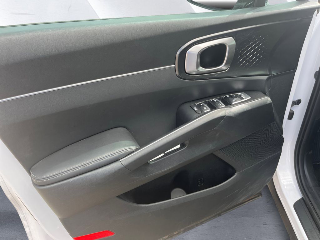 2025 Kia Sorento LX photo 9