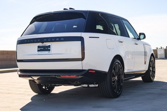 2025 Land Rover Range Rover SE photo 4