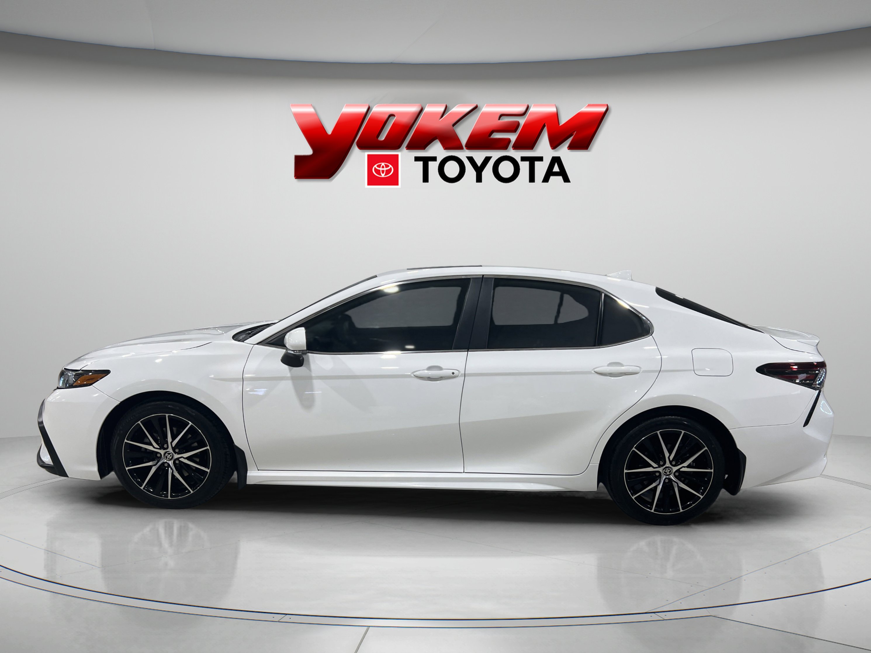 2023 Toyota Camry Hybrid SE photo 2