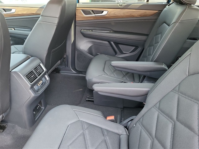 2025 Volkswagen Atlas SE Technology photo 11