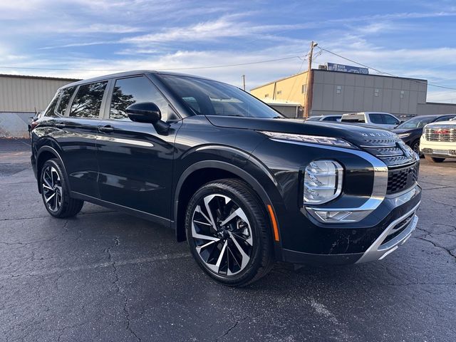 2023 Mitsubishi Outlander SE photo 2