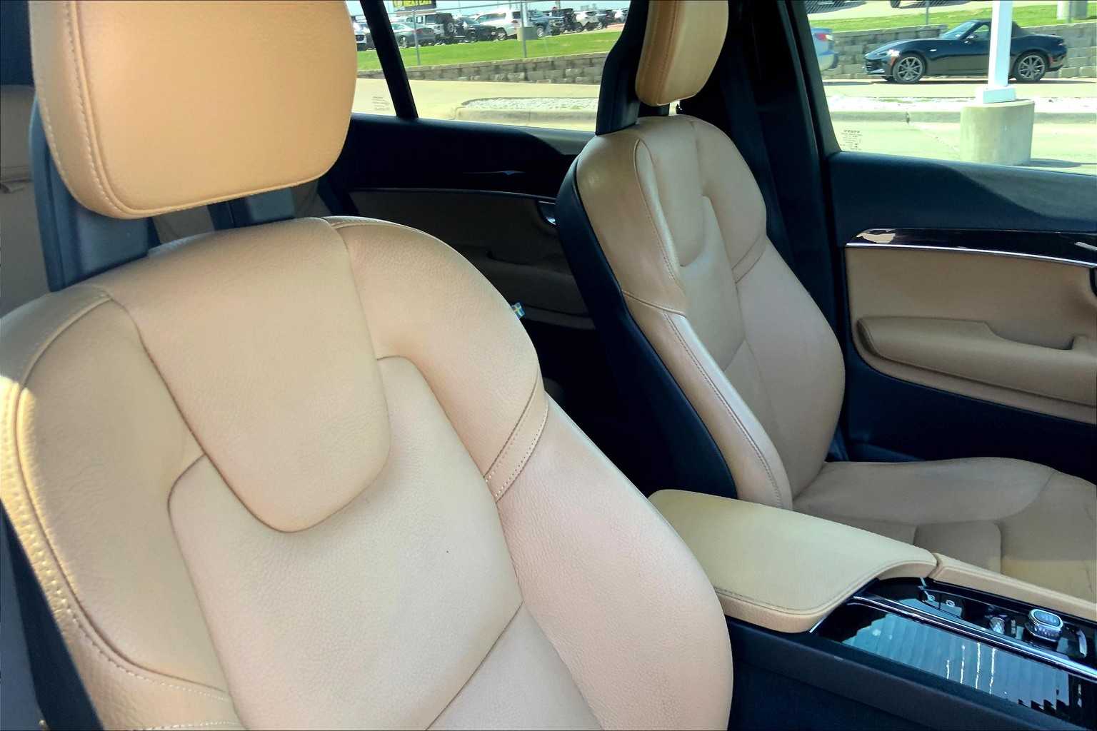 2018 Volvo XC90 Momentum photo 8