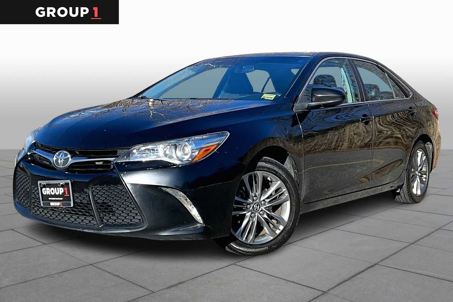 2017 Toyota Camry SE's photo