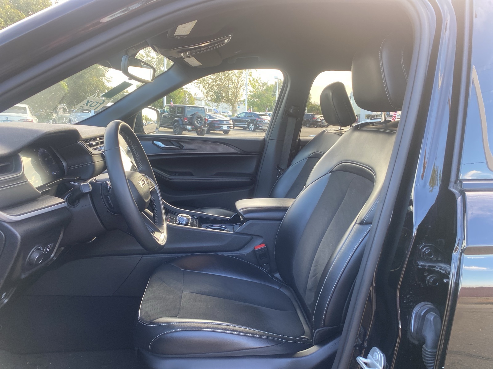 2023 Jeep Grand Cherokee Laredo Altitude photo 3