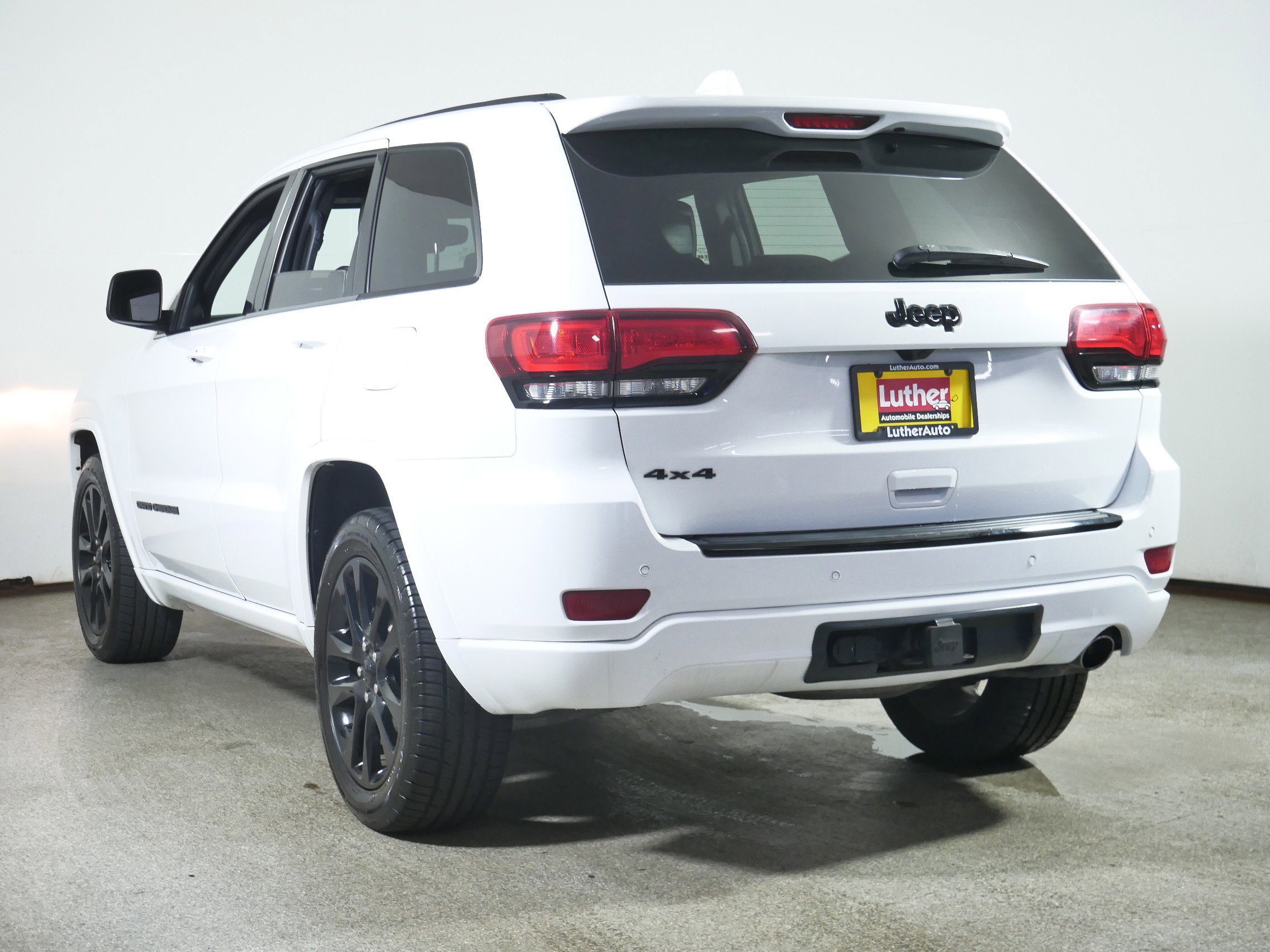 2017 Jeep Grand Cherokee Altitude photo 4