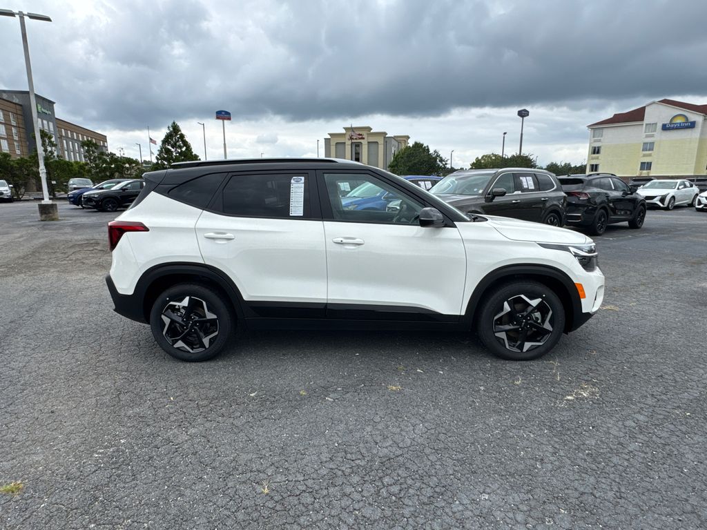 2025 Kia Seltos S photo 2