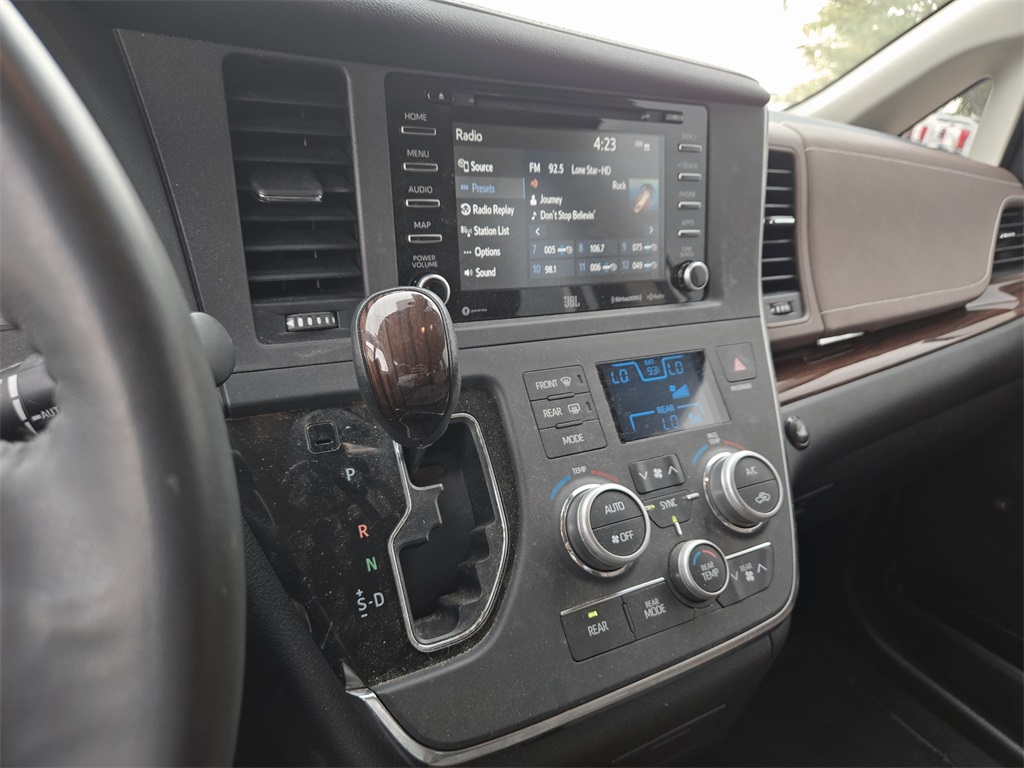 2019 Toyota Sienna Limited Premium photo 16