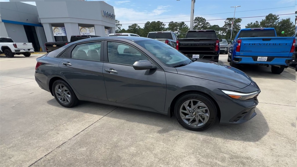 2024 Hyundai Elantra SEL photo 2