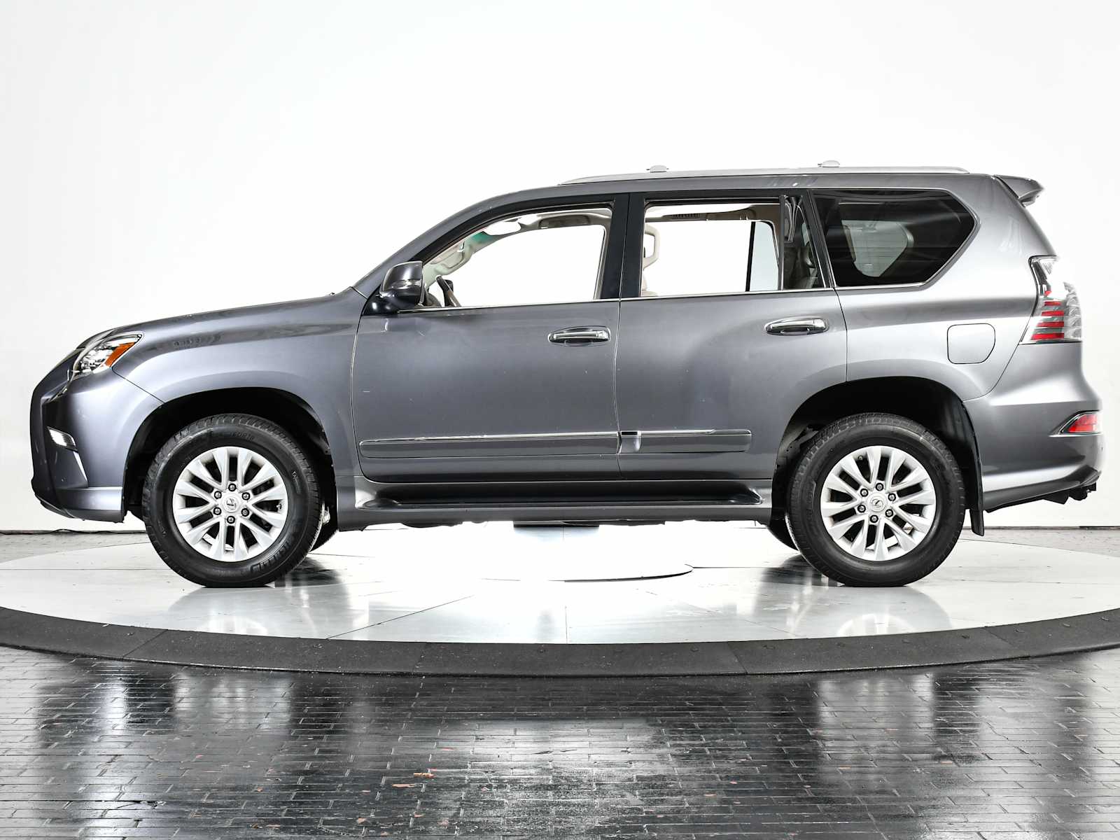 2016 Lexus GX 460 photo 2