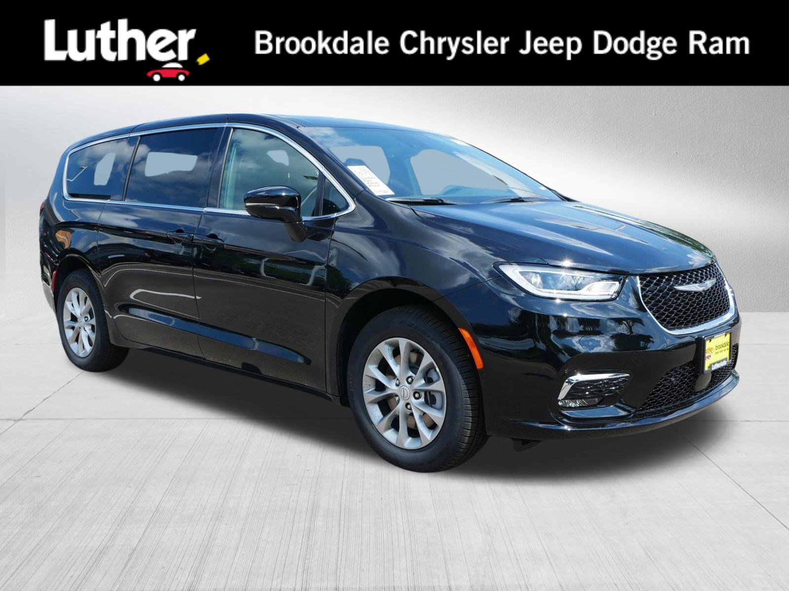 2026 Chrysler Pacifica Select's photo