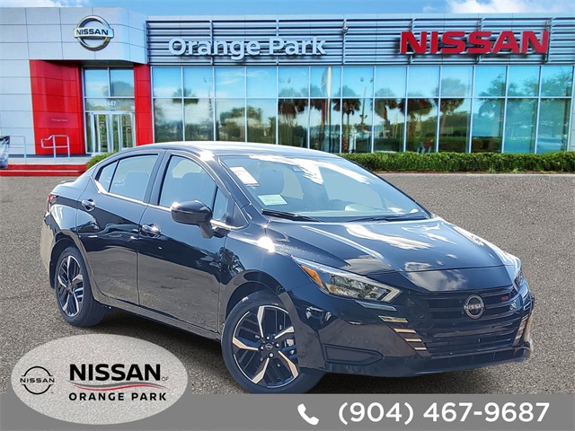 2025 Nissan Versa SR's photo