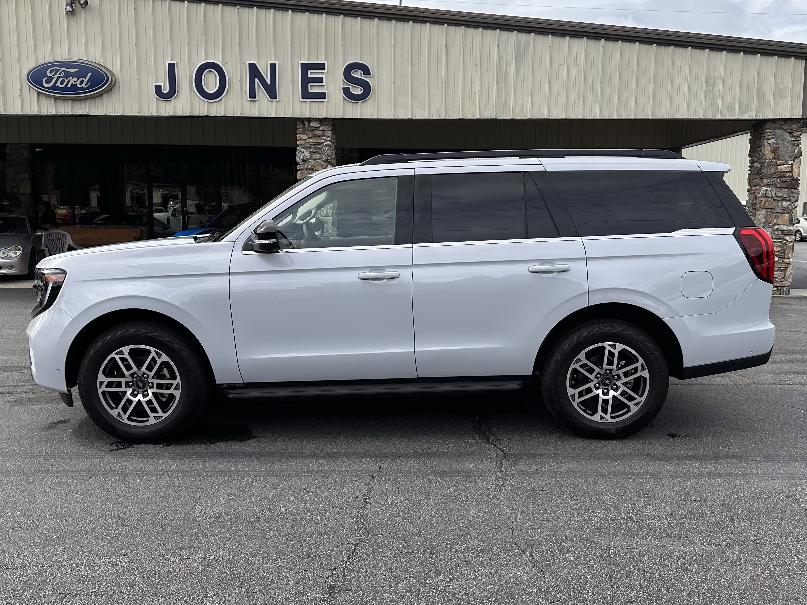 2025 Ford Expedition Active's photo