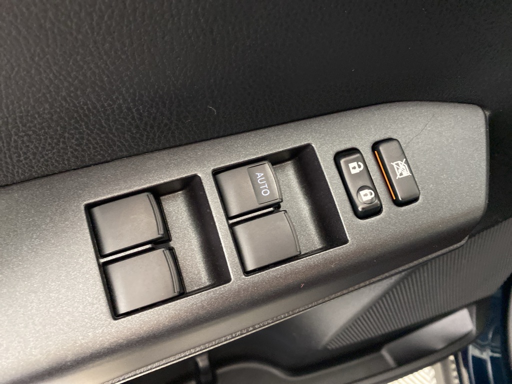 2018 Toyota RAV4 LE photo 12