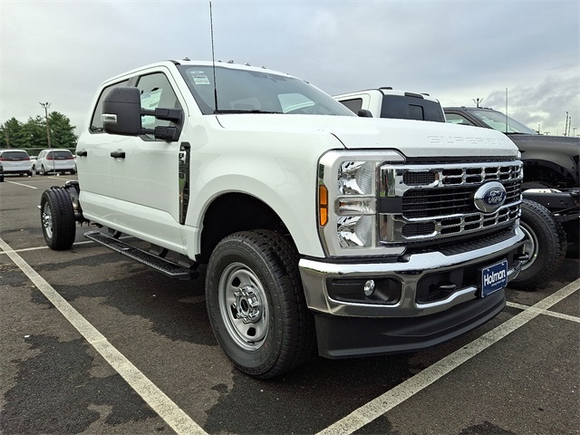 2025 Ford F-350 photo 2