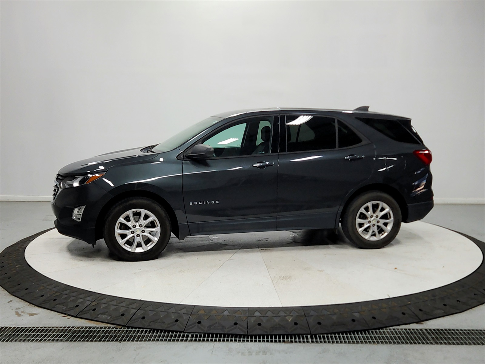 2019 Chevrolet Equinox LS photo 2