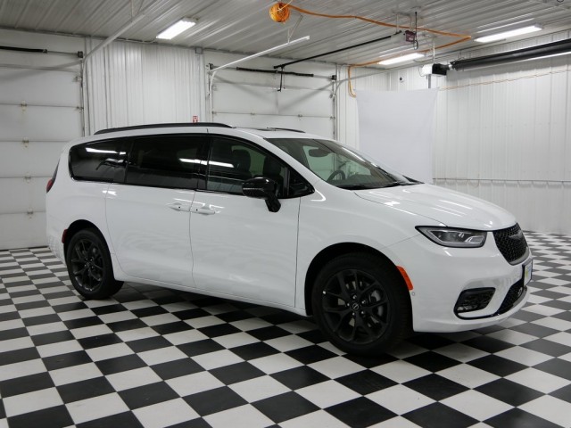 New 2026 Chrysler Pacifica Limited for Sale in Glendale Heights - Main Image