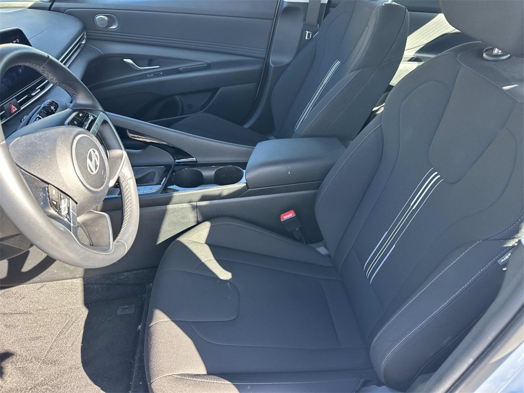 2024 Hyundai Elantra SEL Convenience photo 3