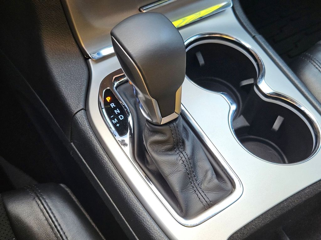 2019 Jeep Grand Cherokee Laredo Altitude photo 17