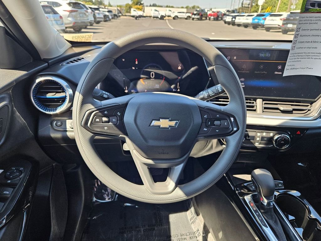 2025 Chevrolet Trax LT photo 13
